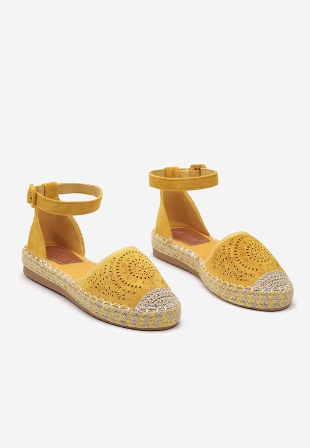 Renee - Żółte Espadryle na Płaskiej Podeszwie z Ażurowym Zdobieniem Zapinane Wokół Kostki Vizimaia. Okazja: na co dzień. Nosek buta: okrągły. Zapięcie: pasek. Kolor: żółty. Wzór: ażurowy, aplikacja. Obcas: na płaskiej podeszwie. Styl: casual, elegancki