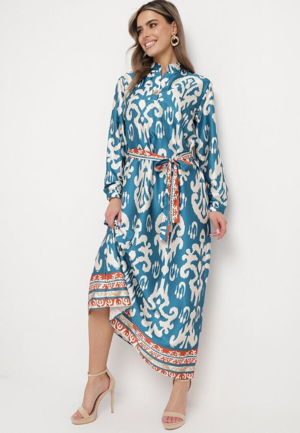 Born2be - Niebieska Sukienka Satynowa o Pudełkowym Fasonie Wiązana w Talii w Ornamentalny Wzór Narosa. Okazja: na imprezę, na co dzień. Kolor: niebieski. Materiał: satyna. Długość rękawa: długi rękaw. Styl: elegancki, casual