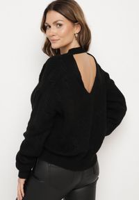 Born2be - Czarny Sweter Krótki z Wycięciem na Plecach Torine. Okazja: na co dzień. Kolor: czarny. Materiał: jeans. Długość: krótkie. Styl: klasyczny, elegancki, casual #3