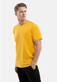 Volcano - T-shirt bawełniany, Comfort Fit, T-WIT. Kolor: żółty. Materiał: bawełna. Długość rękawa: krótki rękaw. Długość: krótkie. Wzór: napisy, nadruk. Styl: klasyczny