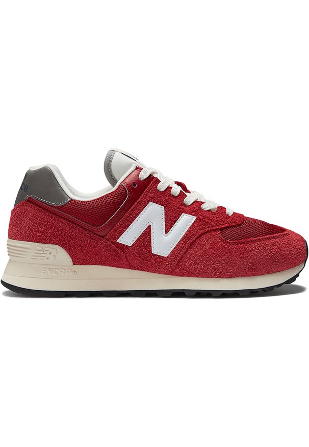 Buty męskie New Balance U574HR2 – czerwone. Okazja: na co dzień. Kolor: czerwony. Materiał: syntetyk, skóra, materiał, zamsz, guma. Szerokość cholewki: normalna. Model: New Balance 574