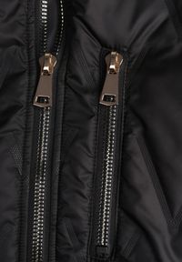 Born2be - Czarna Pikowana Kurtka Przejściowa Parka z Kapturem o Długim Kroju z Ozdobą Isaline. Okazja: na co dzień. Typ kołnierza: kaptur. Kolor: czarny. Materiał: poliester, dresówka. Długość: długie. Wzór: aplikacja. Styl: casual, klasyczny #2