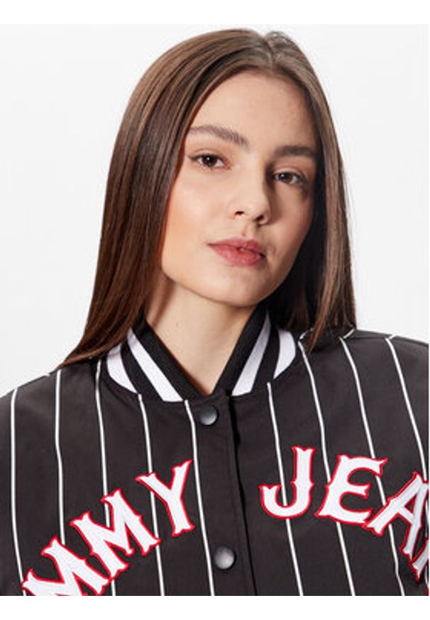 Tommy Jeans Kurtka bomber Pinstripe Letterman DW0DW15336 Czarny Relaxed Fit. Kolor: czarny. Materiał: syntetyk
