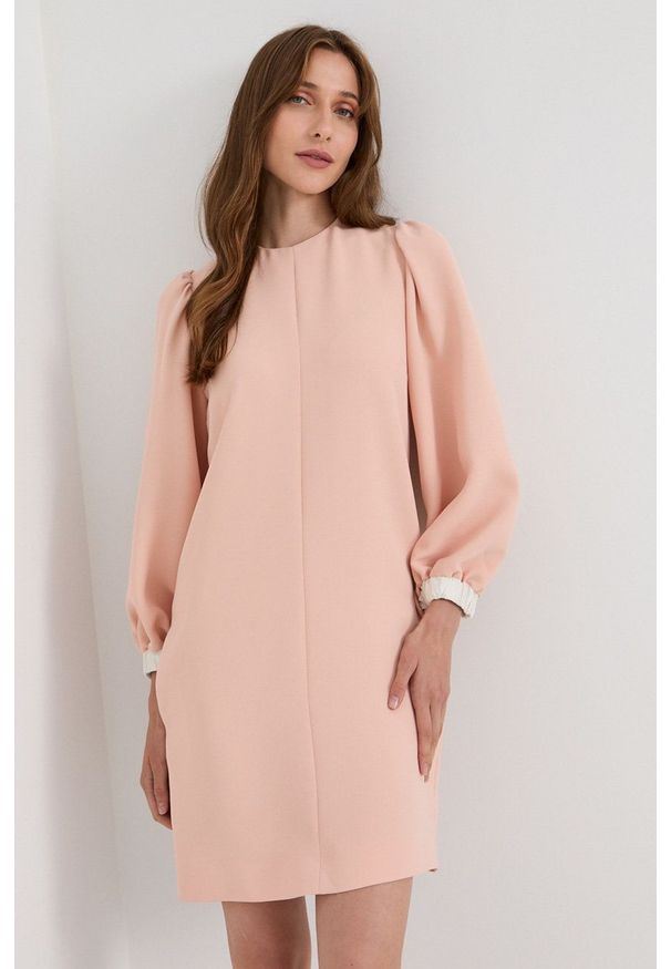 Victoria Victoria Beckham - Sukienka. Okazja: na co dzień. Kolor: różowy. Materiał: tkanina. Wzór: gładki. Typ sukienki: proste. Styl: casual