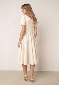 Born2be - Beżowa Elegancka Rozkloszowana Sukienka z Kwiatem 3D Eugorus. Kolor: beżowy. Wzór: kwiaty. Styl: elegancki #7