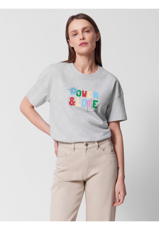 outhorn - T-shirt o kroju boxy z nadrukiem damski - szary. Kolor: szary. Materiał: materiał, bawełna, dzianina, wiskoza. Wzór: nadruk
