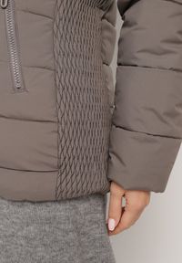 Born2be - Ciemnoszara Pikowana Kurtka o Taliowanym Kroju z Kapturem z Futerkiem Tinessa. Okazja: na spacer, na co dzień. Typ kołnierza: kaptur. Kolor: szary. Materiał: futro. Sezon: zima. Styl: casual #2