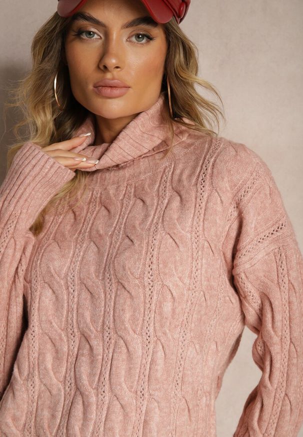 Renee - Ciemnoróżowy Golf z Imitacją Splotu ze Ściągaczami Giovarella. Okazja: na spotkanie biznesowe. Typ kołnierza: golf. Kolor: różowy. Materiał: jeans. Długość rękawa: długi rękaw. Długość: długie. Wzór: ze splotem. Styl: biznesowy, elegancki