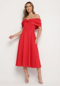 Born2be - Czerwona Rozkloszowana Sukienka z Odsłoniętymi Ramionami i Drapowaniem Odilene. Okazja: na imprezę. Kolor: czerwony. Sezon: lato. Typ sukienki: z odkrytymi ramionami. Styl: elegancki #1