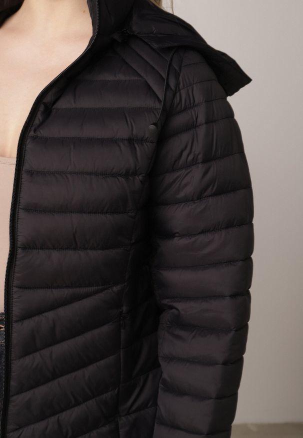 Born2be - Czarna Klasyczna Kurtka Przejściowa z Pikowaniem i Odpinanym Kapturem Pretiella. Okazja: na co dzień, na spacer. Kolor: czarny. Materiał: jeans, nylon. Styl: klasyczny