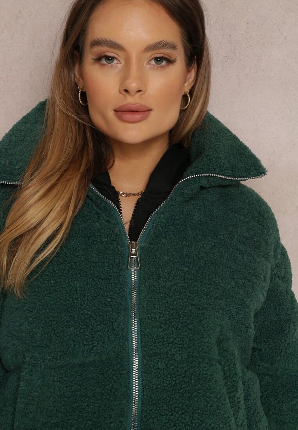 Renee - Zielona Kurtka Futerko Teddy Voicha. Okazja: na co dzień. Kolor: zielony. Materiał: futro. Długość rękawa: długi rękaw. Długość: długie. Styl: wizytowy, casual, elegancki
