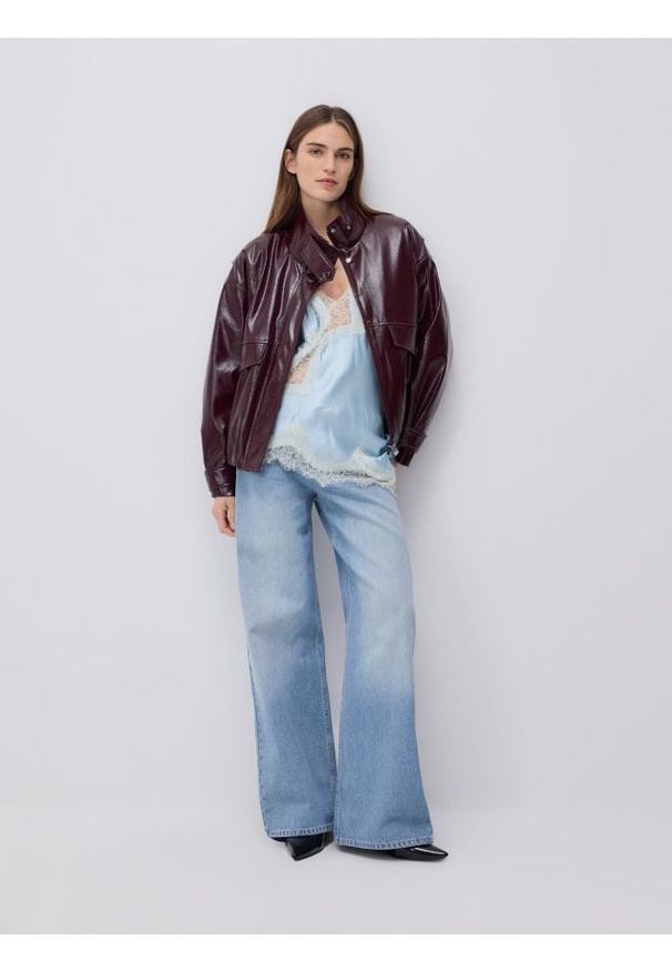 Reserved - Asymetryczny top z koronką - jasnoniebieski. Kolor: niebieski. Materiał: koronka. Wzór: koronka