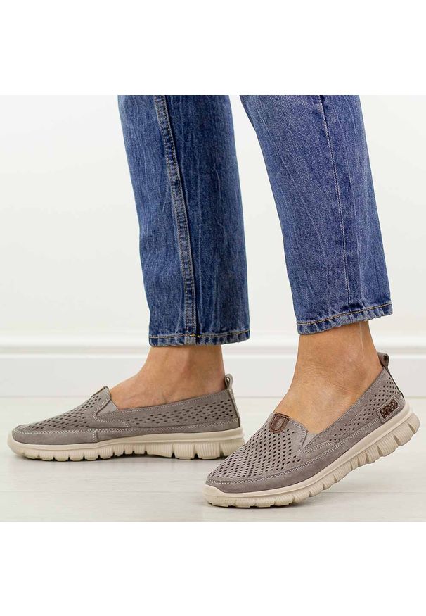 Fango ażurowe skórzane półbuty damskie Jezzi 9802. Okazja: na spacer, na co dzień. Kolor: brązowy. Materiał: zamsz, skóra. Szerokość cholewki: normalna. Wzór: ażurowy. Sezon: wiosna, lato. Styl: casual, elegancki, klasyczny