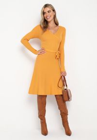 Born2be - Żółta Sweterkowa Sukienka Rozkloszowana z Wiązanym Paskiem Florentame. Kolor: żółty. Materiał: materiał. Typ sukienki: rozkloszowane, kopertowe. Długość: midi #4