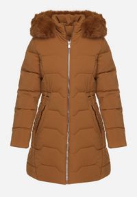 Born2be - Brązowa Taliowana Kurtka z Pikowanymi Przeszyciami i Kapturem z Futrem Mundria. Okazja: na co dzień. Kolor: brązowy. Materiał: futro. Styl: elegancki, casual, klasyczny #7