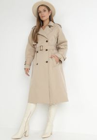 Born2be - Beżowy Płaszcz Trencz Dwurzędowy z Paskiem Cloimia. Okazja: na co dzień. Kolor: beżowy. Materiał: dzianina. Długość rękawa: długi rękaw. Długość: do kolan. Styl: wizytowy, casual, klasyczny, elegancki #5