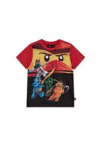 Koszulka Dziecięca Bio Bawełna LEGO Ninjago Tano 627 Czerwona. Kolor: czerwony. Materiał: bawełna. Długość rękawa: krótki rękaw. Długość: krótkie. Sezon: lato #1