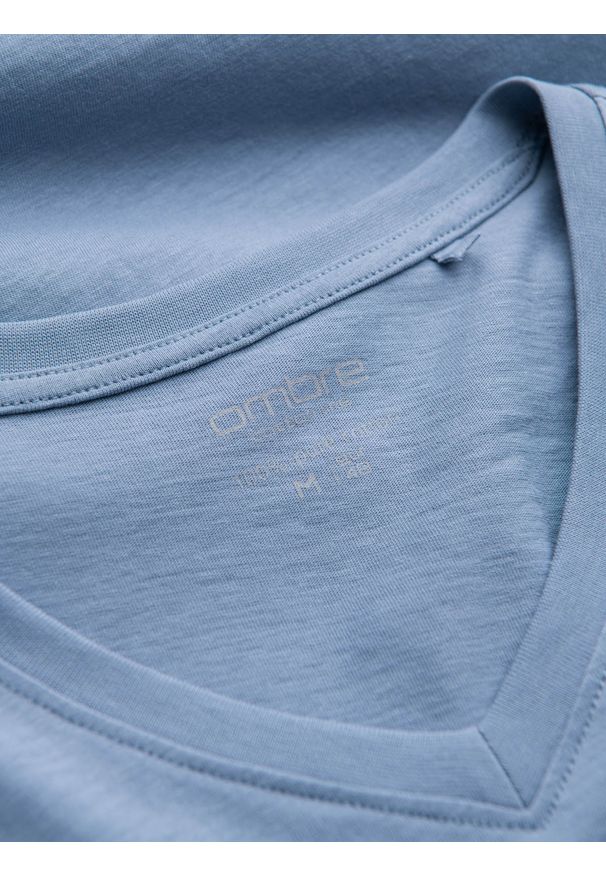 Ombre Clothing - Klasyczna męska bawełniana koszulka z dekoltem w serek BASIC – niebieska V20 - Rozmiar: XL. Typ kołnierza: dekolt w serek. Kolor: niebieski. Materiał: bawełna. Wzór: ze splotem, jednolity. Styl: klasyczny