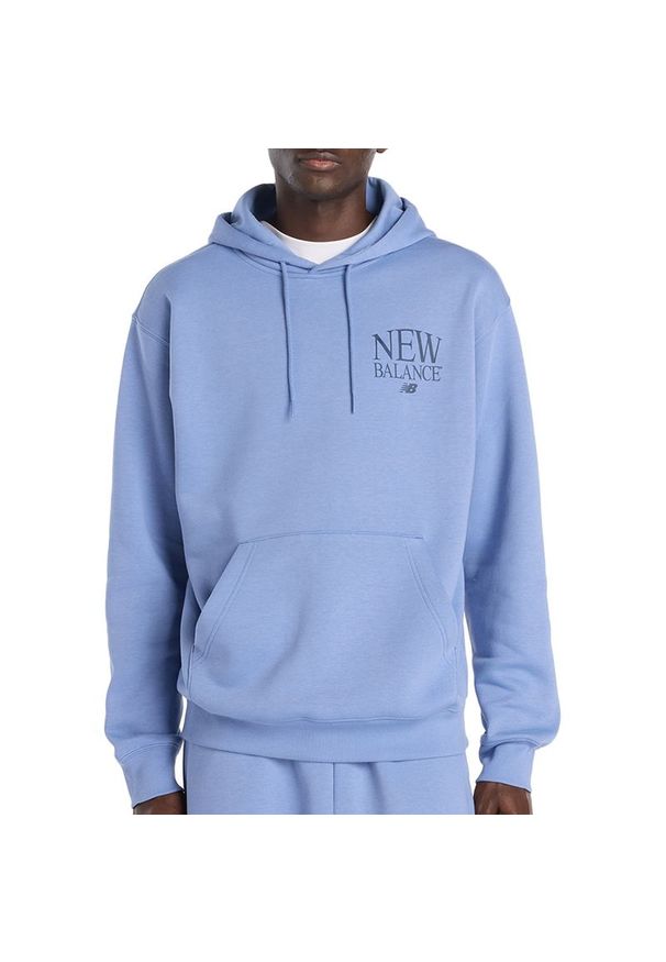 Bluza męska New Balance Reimagined Fleece Hoodie MT61L713AA3 - niebieska. Kolor: niebieski. Materiał: bawełna, dresówka, poliester. Wzór: aplikacja. Styl: klasyczny