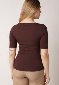 Born2be - Brązowy Wiskozowy T-shirt o Dopasowanym Kroju z Dekoltem w Łódkę Idahphaeia. Okazja: na co dzień, na spotkanie biznesowe, do pracy. Kolor: brązowy. Materiał: wiskoza. Wzór: aplikacja. Styl: biznesowy, casual, klasyczny #4