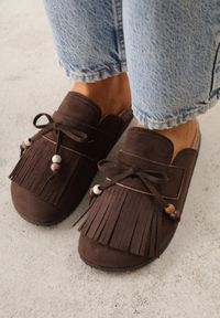 Born2be - Brązowe Płaskie Klapki Mule Zdobione Frędzlami i Kokardką z Koralikami Petlame. Okazja: na co dzień. Kolor: brązowy. Materiał: jeans, len. Wzór: aplikacja. Sezon: lato. Styl: boho, casual, elegancki #6