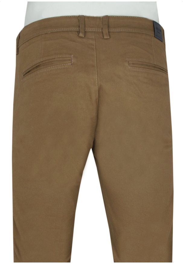 Męskie Spodnie Chinos marki Rigon – Bawełna z Elastanem – Slim Fit - Camel. Kolor: brązowy, beżowy, wielokolorowy. Materiał: bawełna, elastan
