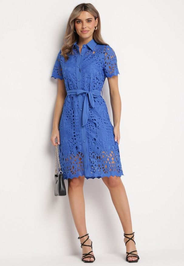 Born2be - Niebieska Ażurowa Sukienka Koszulowa Midi z Wiązanym Paskiem Pamy. Kolor: niebieski. Materiał: materiał, koronka. Długość rękawa: krótki rękaw. Wzór: ażurowy. Typ sukienki: koszulowe. Styl: klasyczny. Długość: midi