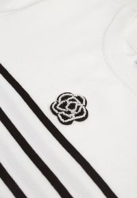 Born2be - Biała Bluzka w Paski z Wiskozy z Krótkim Rękawem i Ozdobą z Koralikami Odysey. Kolor: biały. Materiał: wiskoza. Długość rękawa: krótki rękaw. Długość: krótkie. Wzór: paski, aplikacja. Sezon: wiosna, lato #2