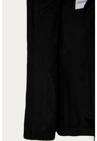 Calvin Klein Jeans - Kurtka dziecięca 128-176 cm. Okazja: na co dzień. Typ kołnierza: kaptur. Kolor: czarny. Materiał: poliester, materiał, poliamid. Długość rękawa: raglanowy rękaw. Wzór: gładki. Styl: casual #5
