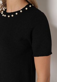 Born2be - Czarna Trapezowa Sukienka Sweterkowa Ozdobiona Perełkami Eletusa. Okazja: na co dzień. Kolor: czarny. Wzór: aplikacja. Typ sukienki: trapezowe. Styl: casual, elegancki. Długość: midi #7