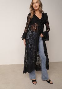 Born2be - Czarna Narzutka Plażowa o Fasonie Długiej Sukienki z Koronki Ozdobiona Falbankami Araqiel. Okazja: na plażę. Typ kołnierza: kołnierz z falbankami. Kolor: czarny. Materiał: koronka. Wzór: aplikacja, koronka. Sezon: lato. Styl: wakacyjny #1