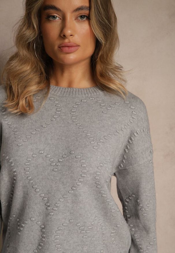 Renee - Szary Sweter z Tłoczonymi Sercami Unareia. Okazja: na co dzień. Kolor: szary. Materiał: jeans. Sezon: jesień. Styl: casual