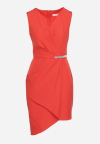 Born2be - Czerwona Sukienka Vices Dopasowana Asymetryczna z Błyszczącą Wstawką Tolivena. Okazja: na co dzień. Typ kołnierza: dekolt w kształcie V. Kolor: czerwony. Materiał: materiał. Wzór: aplikacja. Typ sukienki: asymetryczne. Styl: casual, elegancki #3