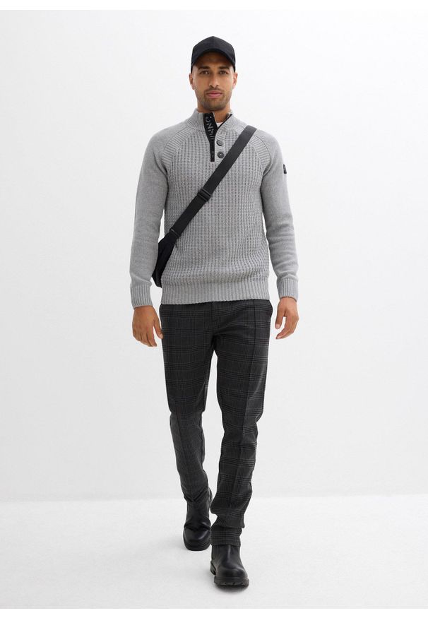 bonprix - Sweter ze stójką z bawełną z recyklingu. Typ kołnierza: kołnierzyk stójkowy. Kolor: szary. Materiał: bawełna. Wzór: nadruk, prążki