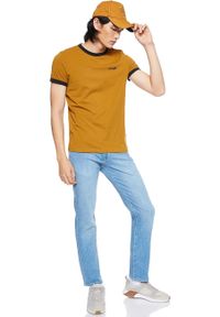 Wrangler - WRANGLER SS RINGER TEE MĘSKI T-SHIRT KOSZULKA LOGO GOLDEN BROWN W7B99FKVQ 112131576