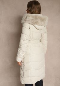 Renee - Biała Kurtka z Pikowanymi Przeszyciami Futerkiem i Paskiem Serapella. Okazja: na spacer, na imprezę. Kolor: biały. Materiał: futro #3