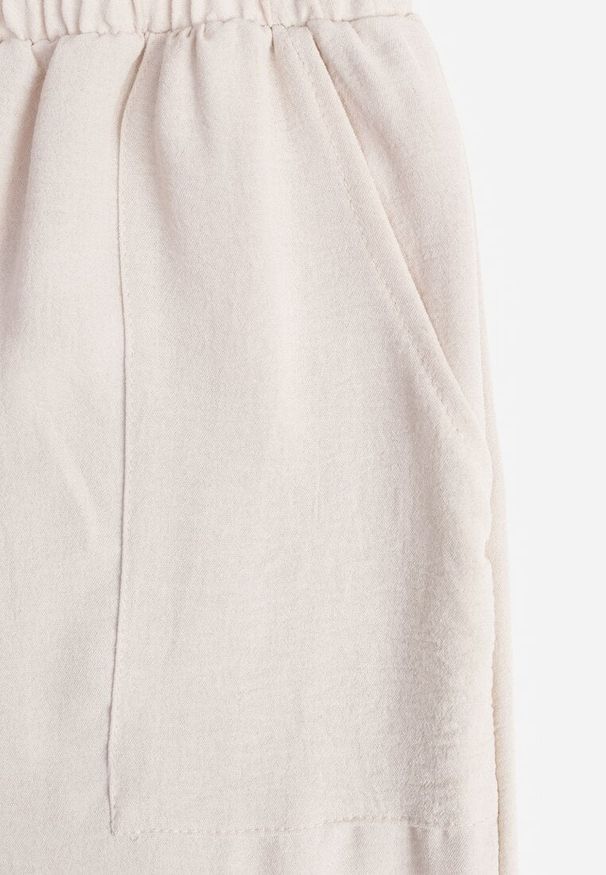 Renee - Beżowe Spodnie High Waist ze Sznurkiem w Talii i Prostą Nogawką Raveann. Okazja: na co dzień, na spacer. Stan: podwyższony. Kolor: beżowy. Wzór: aplikacja. Styl: casual