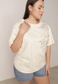 Born2be - Jasnobeżowy T-shirt Bawełniany z Ozdobnymi Cekinami Greyfeather. Okazja: do pracy, na co dzień, na spotkanie biznesowe. Kolekcja: plus size. Kolor: beżowy. Materiał: bawełna. Długość: długie. Wzór: gładki. Styl: elegancki, biznesowy, casual #1