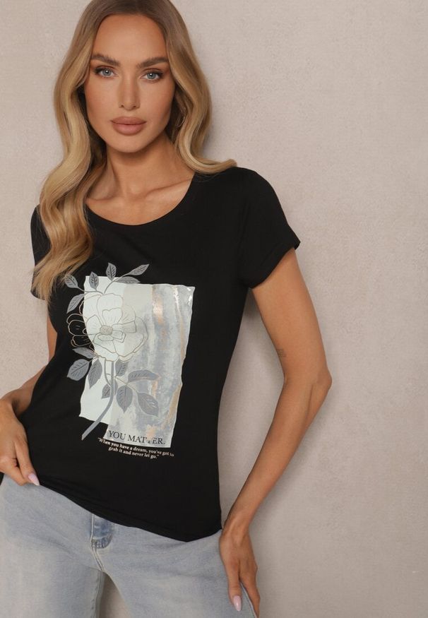 Renee - Czarny Dopasowany T-shirt z Bawełny z Nadrukiem z Kwiatem Slerra. Okazja: na co dzień, na spacer. Kolor: czarny. Materiał: bawełna. Wzór: kwiaty, nadruk. Styl: klasyczny, elegancki, casual