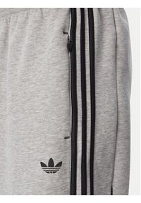 Adidas - adidas Spodnie dresowe Spacer Teamgeist 26 Cutline KR7073 Szary jasny Regular Fit. Kolor: szary. Materiał: bawełna. Sport: turystyka piesza #2
