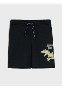 Sinsay - Bawełniane szorty z nadrukiem dinozaura - czarny. Kolor: czarny. Materiał: bawełna. Wzór: nadruk #1