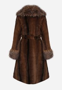 Born2be - Brązowy Futrzany Płaszcz z Paskiem i Ozdobnym Kołnierzem i Rękawami Ceneffa. Okazja: na co dzień. Typ kołnierza: golf. Kolor: brązowy. Materiał: futro. Długość rękawa: długi rękaw. Długość: długie. Styl: klasyczny, casual, elegancki #4