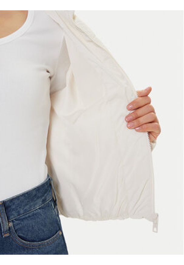 Guess Kurtka zimowa V5BL11 WGYC2 Écru Regular Fit. Materiał: syntetyk. Sezon: zima