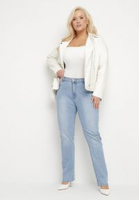 Born2be - Jasnoniebieskie Jeansy z Bawełną i Wysokim Stanem o Dopasowanym Kroju z Przetarciami Vinnalia. Okazja: na co dzień. Stan: podwyższony. Kolor: niebieski. Styl: casual, elegancki #5