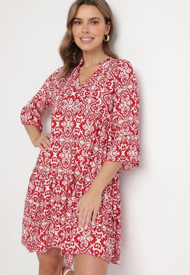 Born2be - Czerwona Bawełniana Sukienka Rozkloszowana z Falbanką w Ornamentalny Wzór Laneloren. Kolor: czerwony. Materiał: bawełna