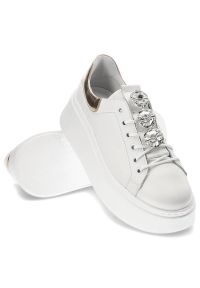 DAMISS - Białe Sneakersy Damiss Modne Skórzane Buty. Okazja: na spacer. Kolor: biały. Materiał: skóra. Szerokość cholewki: normalna. Wzór: jednolity, aplikacja, kolorowy #5