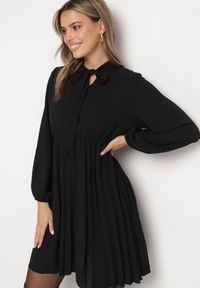 Born2be - Czarna Plisowana Sukienka z Ozdobnym Wiązaniem i Gumką w Talii Melondria. Okazja: na spotkanie biznesowe, na imprezę. Kolor: czarny. Długość rękawa: długi rękaw. Sezon: lato. Styl: biznesowy #4