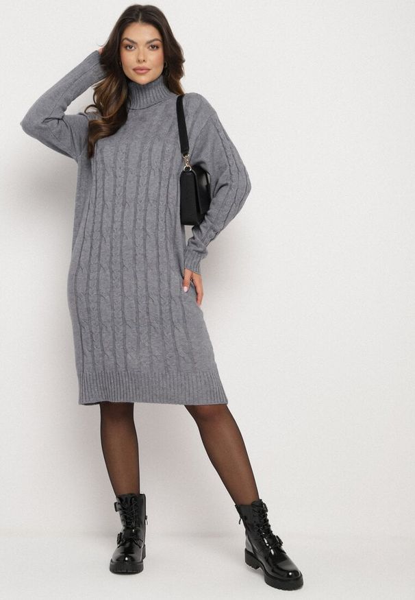 Born2be - Szara Sweterkowa Sukienka z Golfem Wełną i Bawełną Ozdobiona Splotem Reiania. Okazja: do pracy, na co dzień, na spotkanie biznesowe. Typ kołnierza: golf. Kolor: szary. Materiał: wełna, bawełna. Wzór: aplikacja, ze splotem. Typ sukienki: proste. Styl: casual, biznesowy