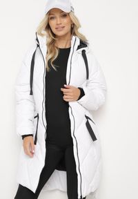 Born2be - Biała Kurtka z Kapturem i Kieszeniami w Kraciaste Pikowane Przeszycia Ettaline. Okazja: na co dzień. Typ kołnierza: kaptur. Kolor: biały. Materiał: jeans. Styl: klasyczny, casual, elegancki, sportowy #4