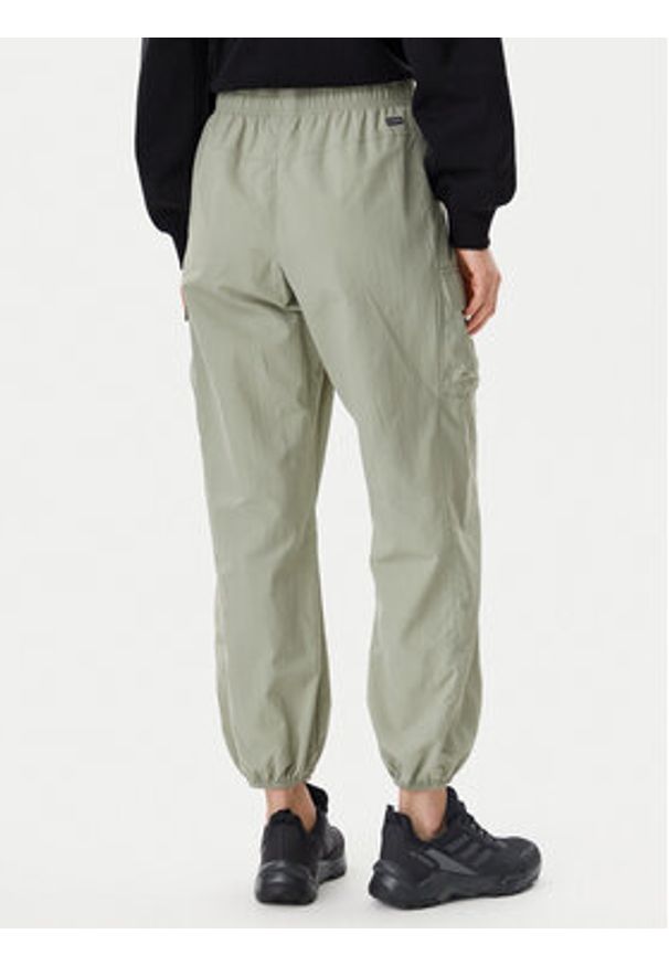columbia - Columbia Spodnie outdoor Sandier™ Parachute 2119061 Zielony Relaxed Fit. Kolor: zielony. Materiał: syntetyk. Sport: outdoor